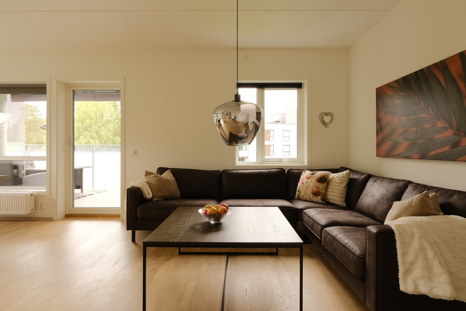 Sofagruppen ligger litt tilbaketrukket og blir en lun sone for filmkvelder, søndager på sofaen og helt vanlige kvelder hjemme. Galleribilde