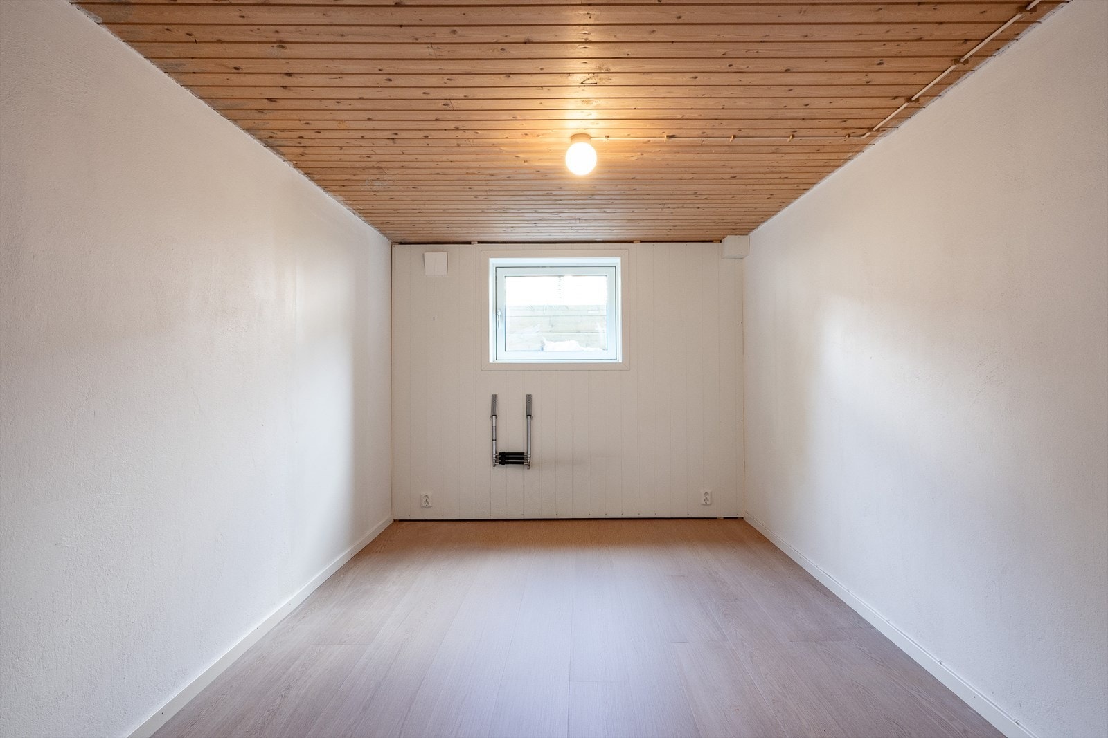 Rommene i kjeller har fått nye vinduer, omsøkt til hoveddel og klar for innredning. Galleribilde