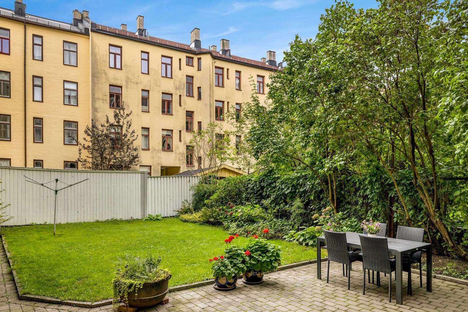 Bakgård. Her er det også sykkelparkering og mulighet for å grille. Sol fra midt på dagen til ca 21 på sommerstid iht selger. Galleribilde
