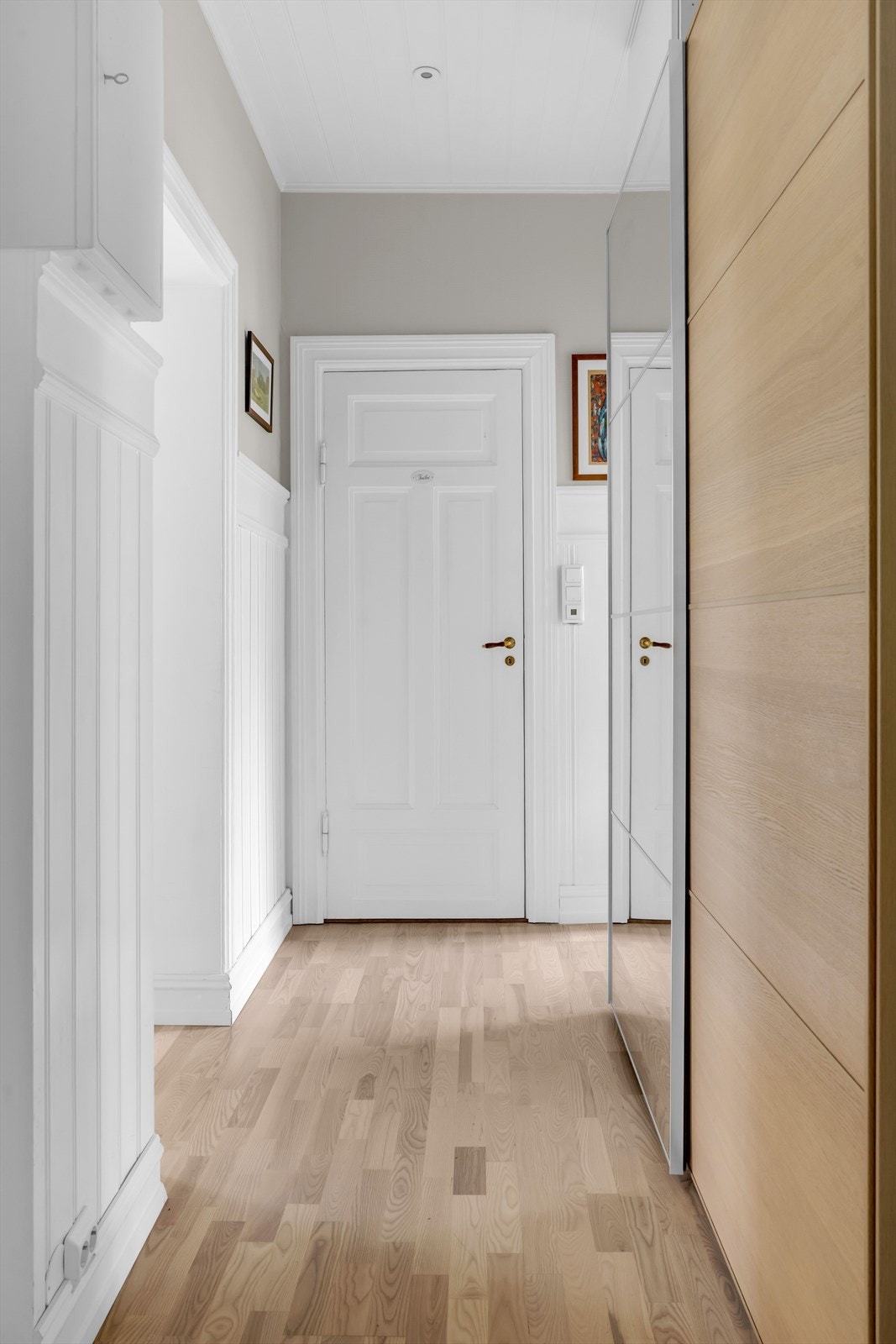 Entré med skyvedørsgarderobe. Galleribilde