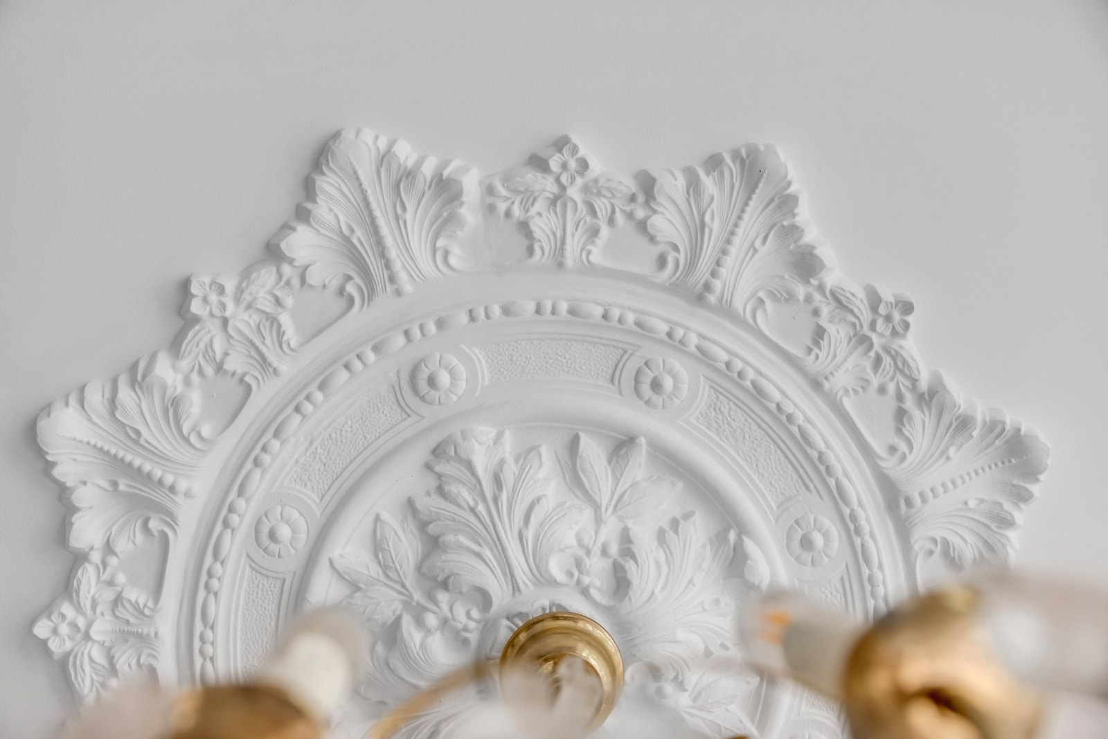 Herskapelig stukkatur og rosett i himling gir leiligheten et klassisk og elegant preg. Galleribilde