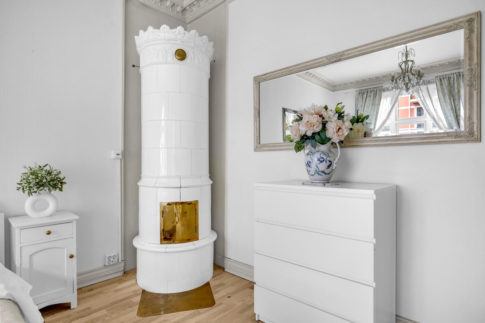 I hjørnet av rommet er det montert en kakkelovn som tilfører rommet karakter samtidig som den gir god og lun varme. Galleribilde