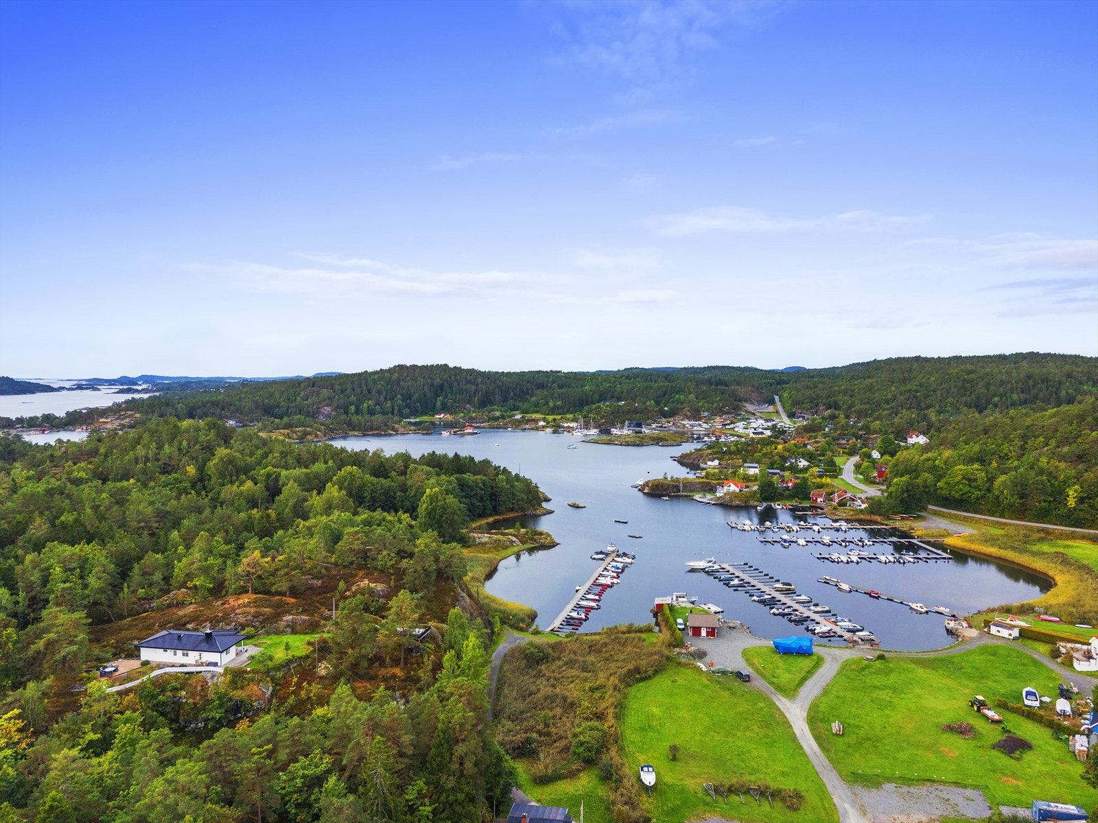 Skjærgården i området er variert og vakker, og med båt kan man boltre seg i et eldorado med mange holmer og koselige sund Galleribilde