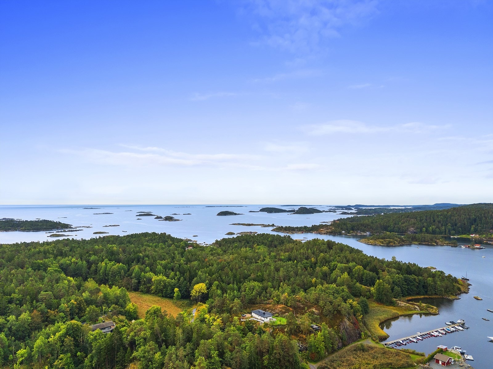 Sommerbyen Valle er en kort kjøretur unna, med marina, gjestebrygger, dagligvare, spisesteder, sandstrand, m.m Galleribilde