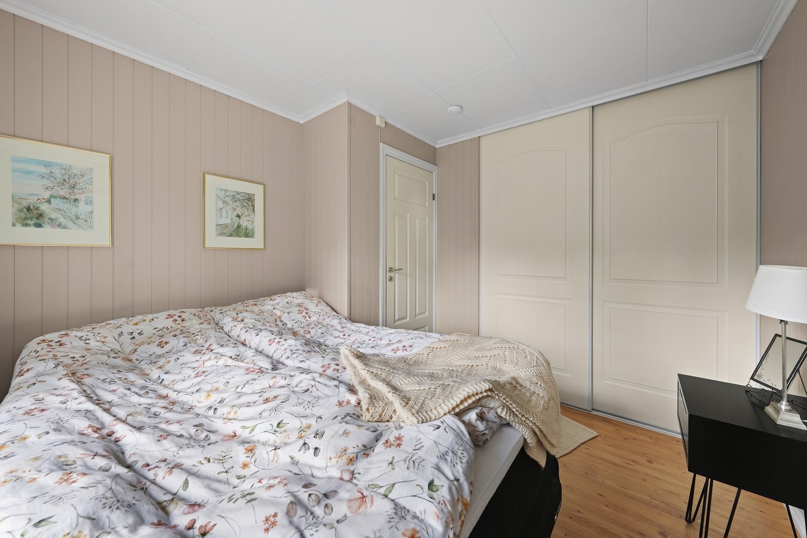 Romslig skyvedørsgarderobe Galleribilde