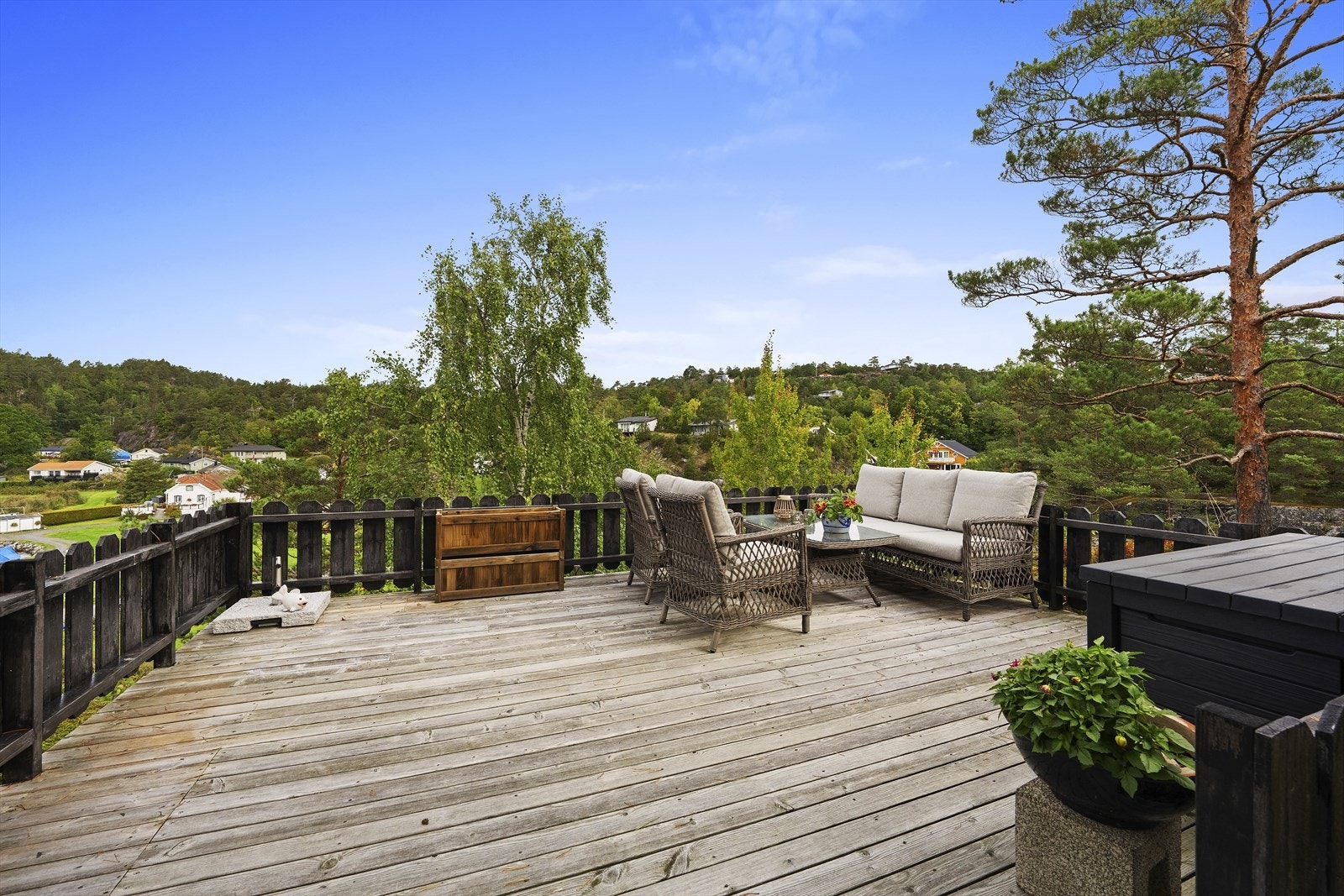 Terrasse med god plass til møblement Galleribilde