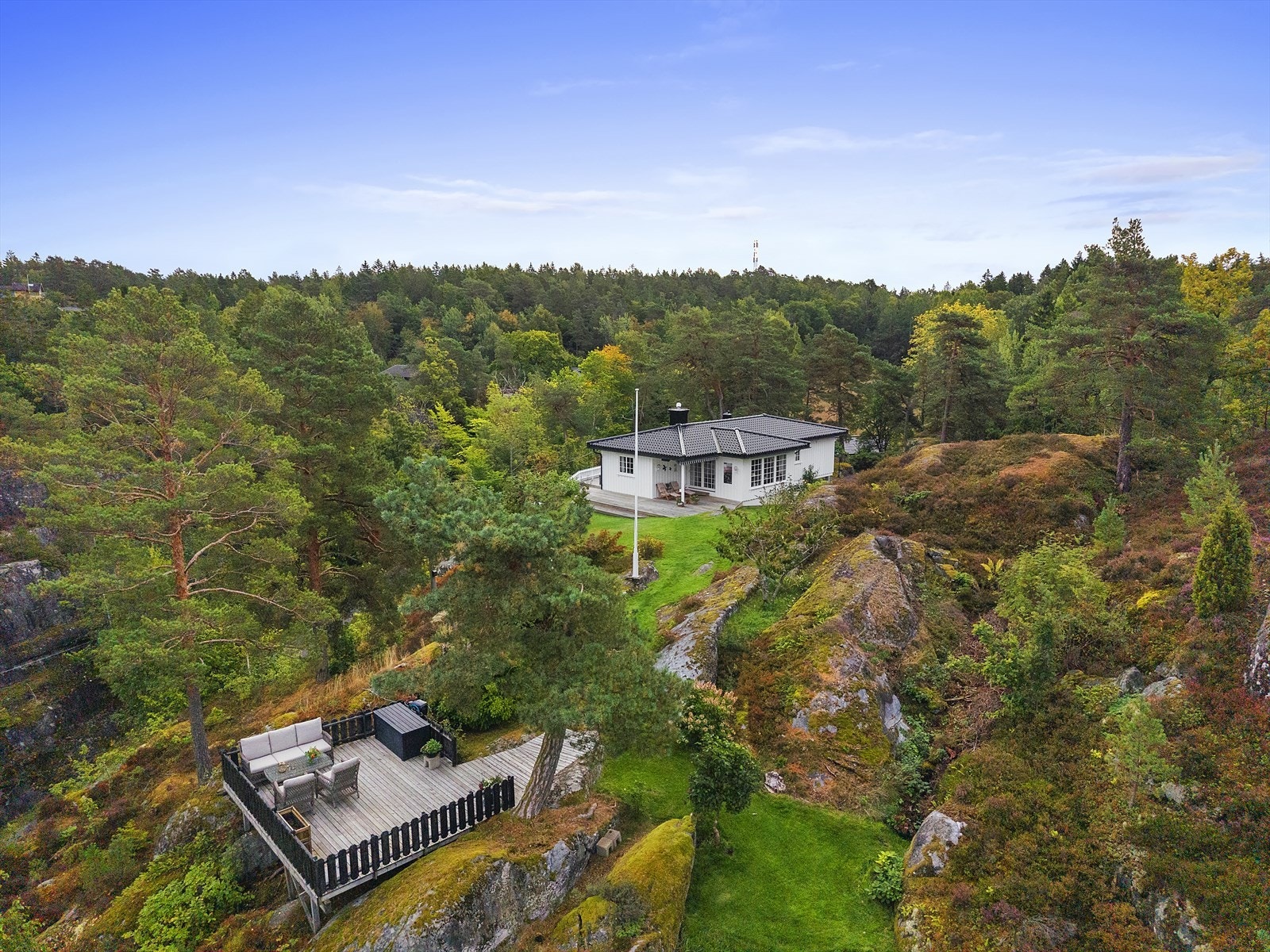 Velkommen til en velholdt enebolig med skjermet beliggenhet på et høydedrag Galleribilde