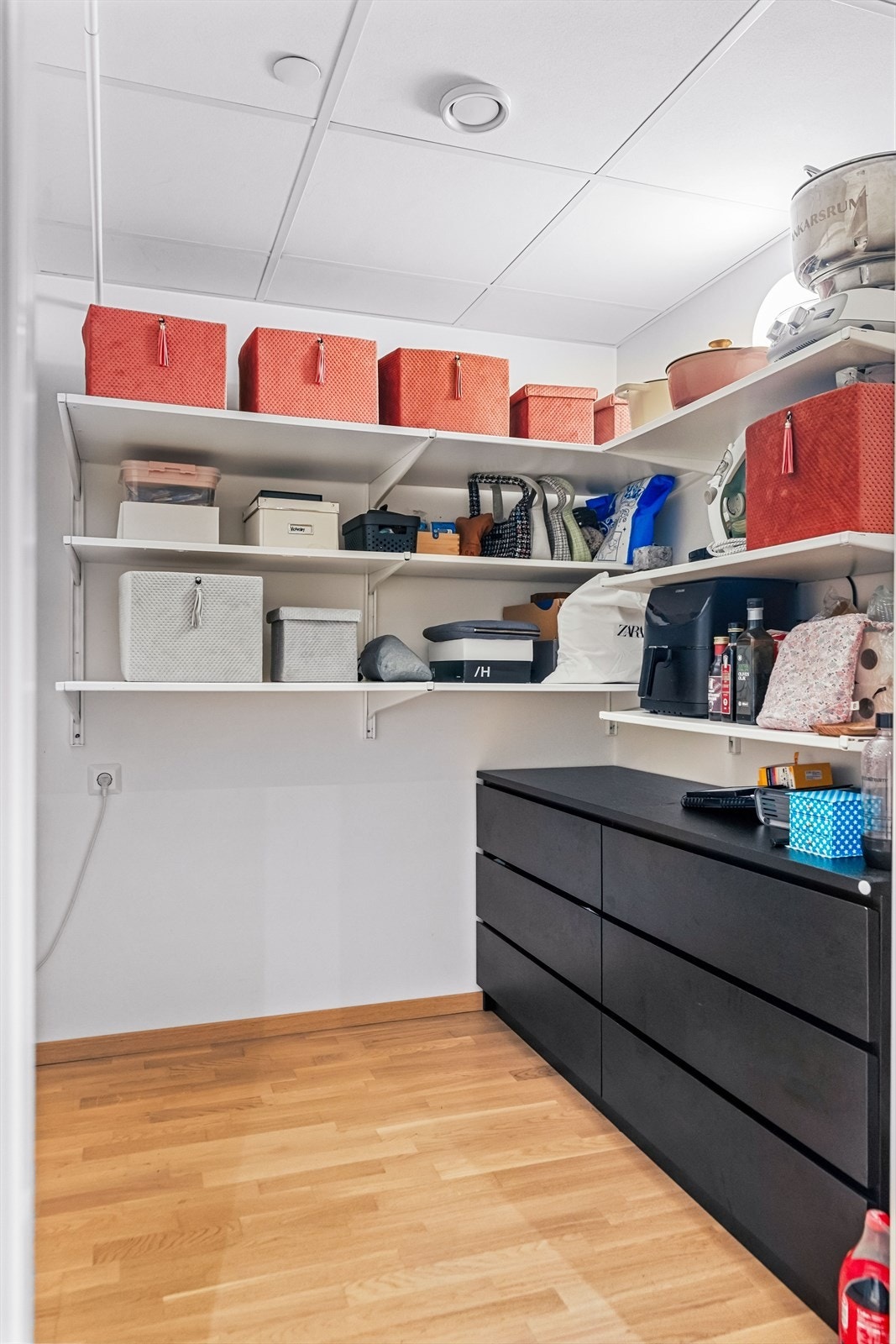 Boligen disponerer i tillegg egen bod i leiligheten. Praktisk for ekstra oppbevaring! Galleribilde