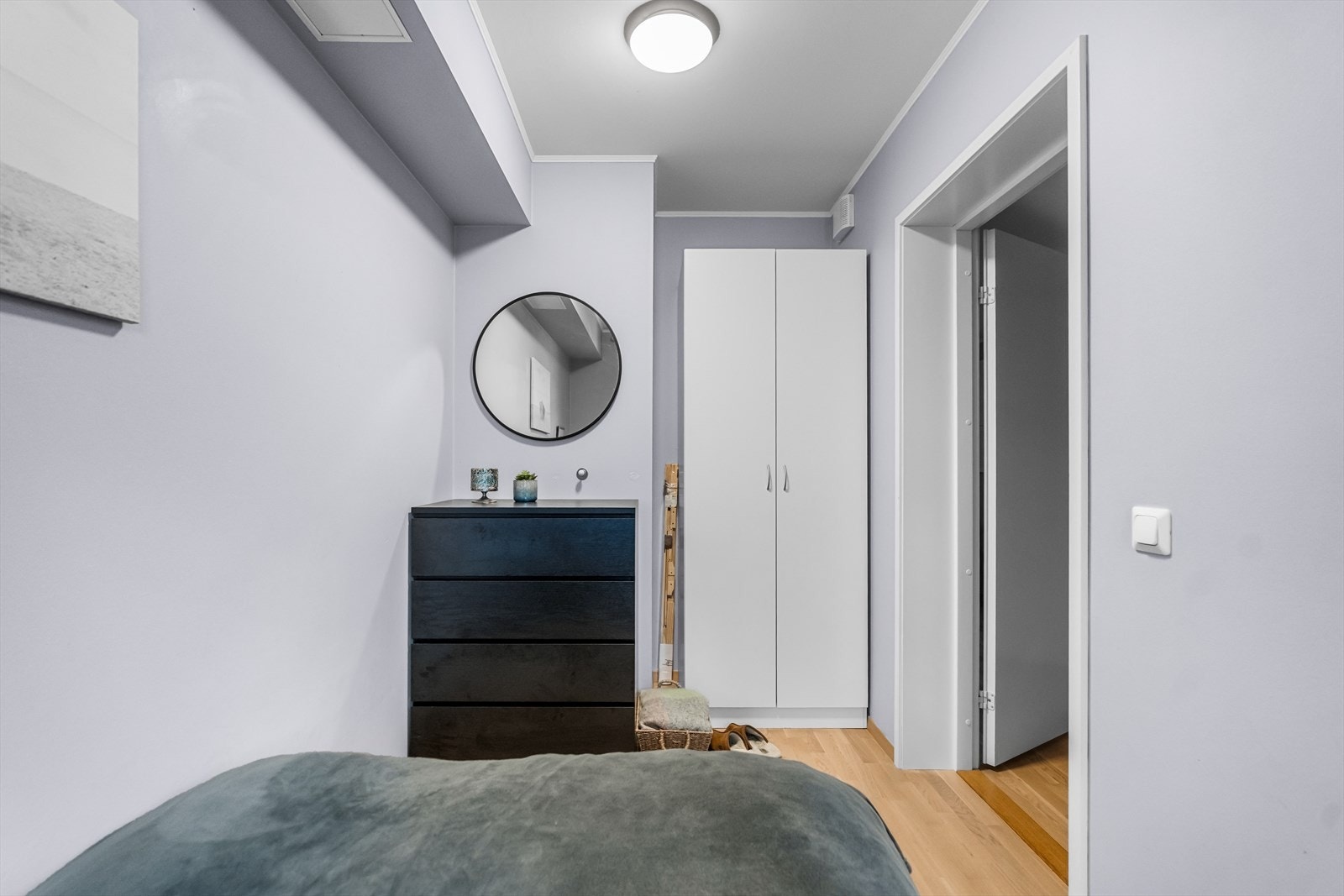 Plass til oppbevaring i skap og kommode! Galleribilde