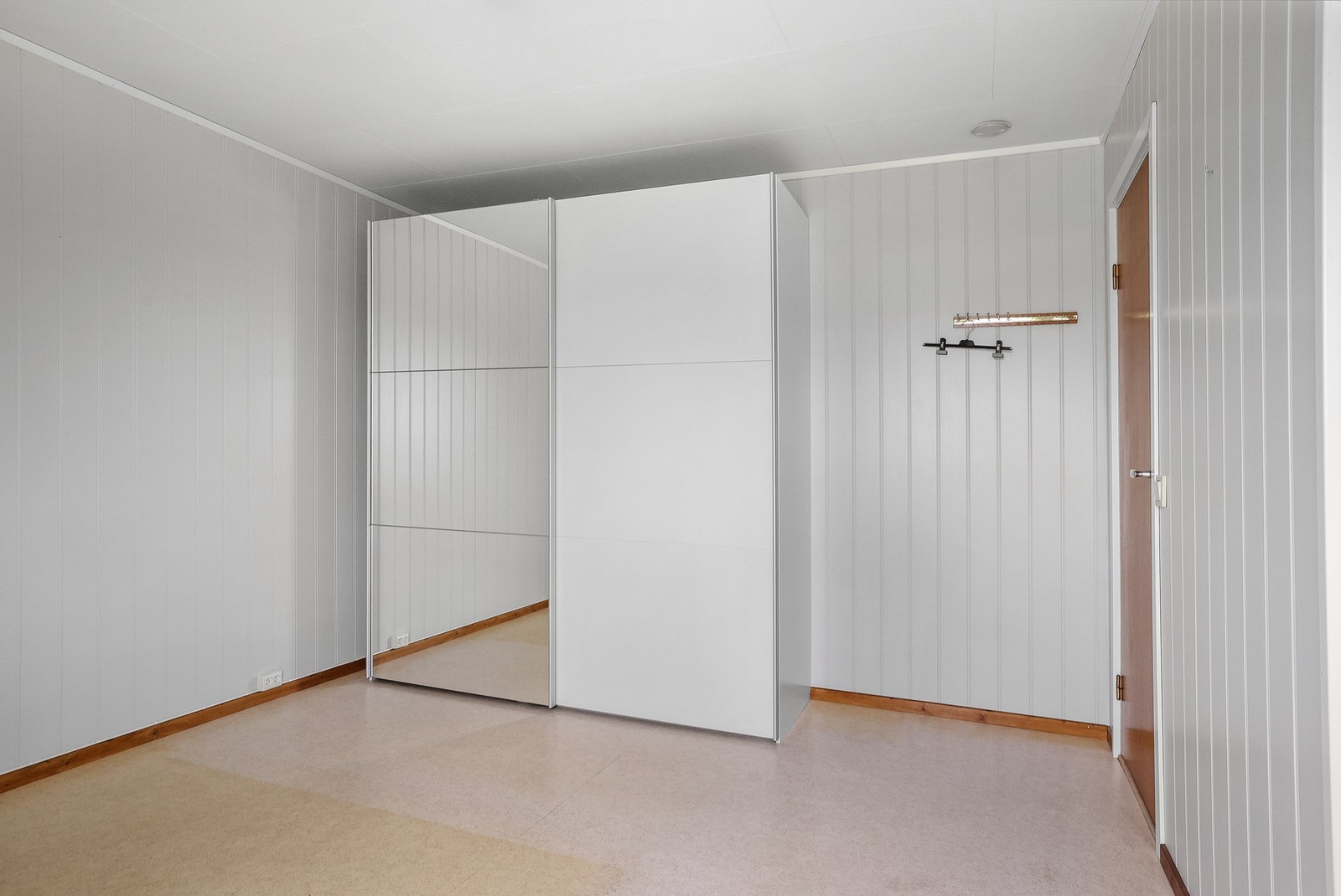 En romslig skyvedørsgarderobe gir rikelig med lagringsplass. Galleribilde