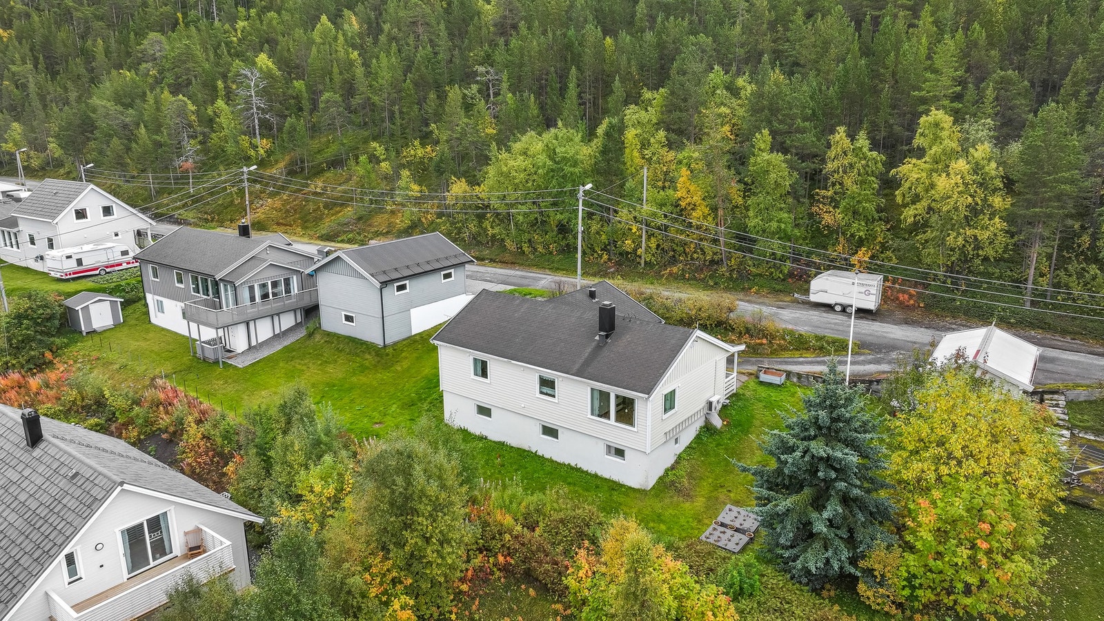 Eiendommen ligger på en eiet tomt på ca. 565 kvadratmeter. Galleribilde
