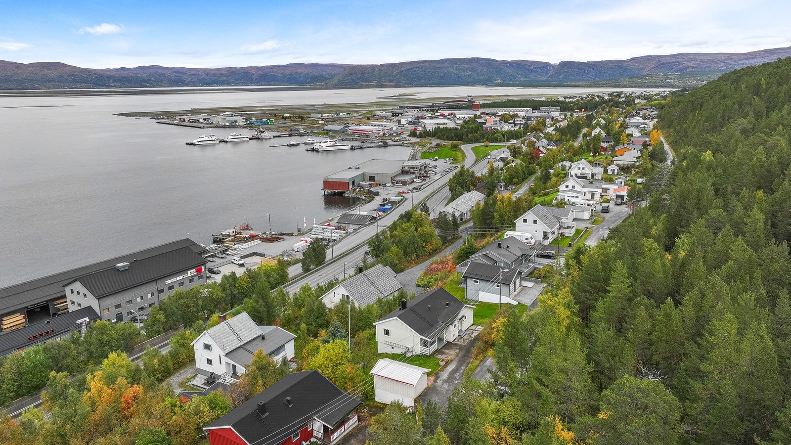 Tomten skrår lett, noe som gir fine utsiktsforhold fra eiendommen. Galleribilde
