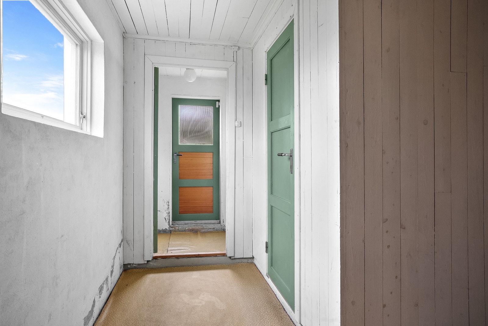 Gang i underetasjen med egen utgang. Galleribilde