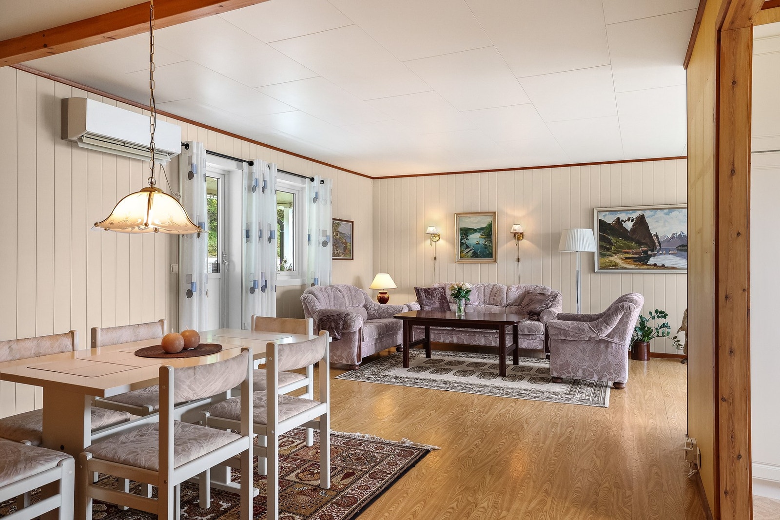 Stuen har god plass til både spisebord og sofagruppe. Galleribilde