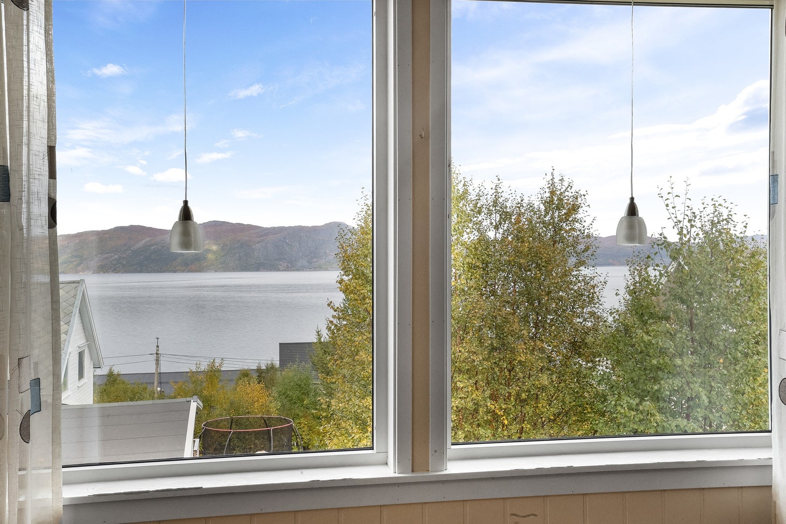 Her ser du utover Altafjorden og de omkringliggende områdene. Galleribilde
