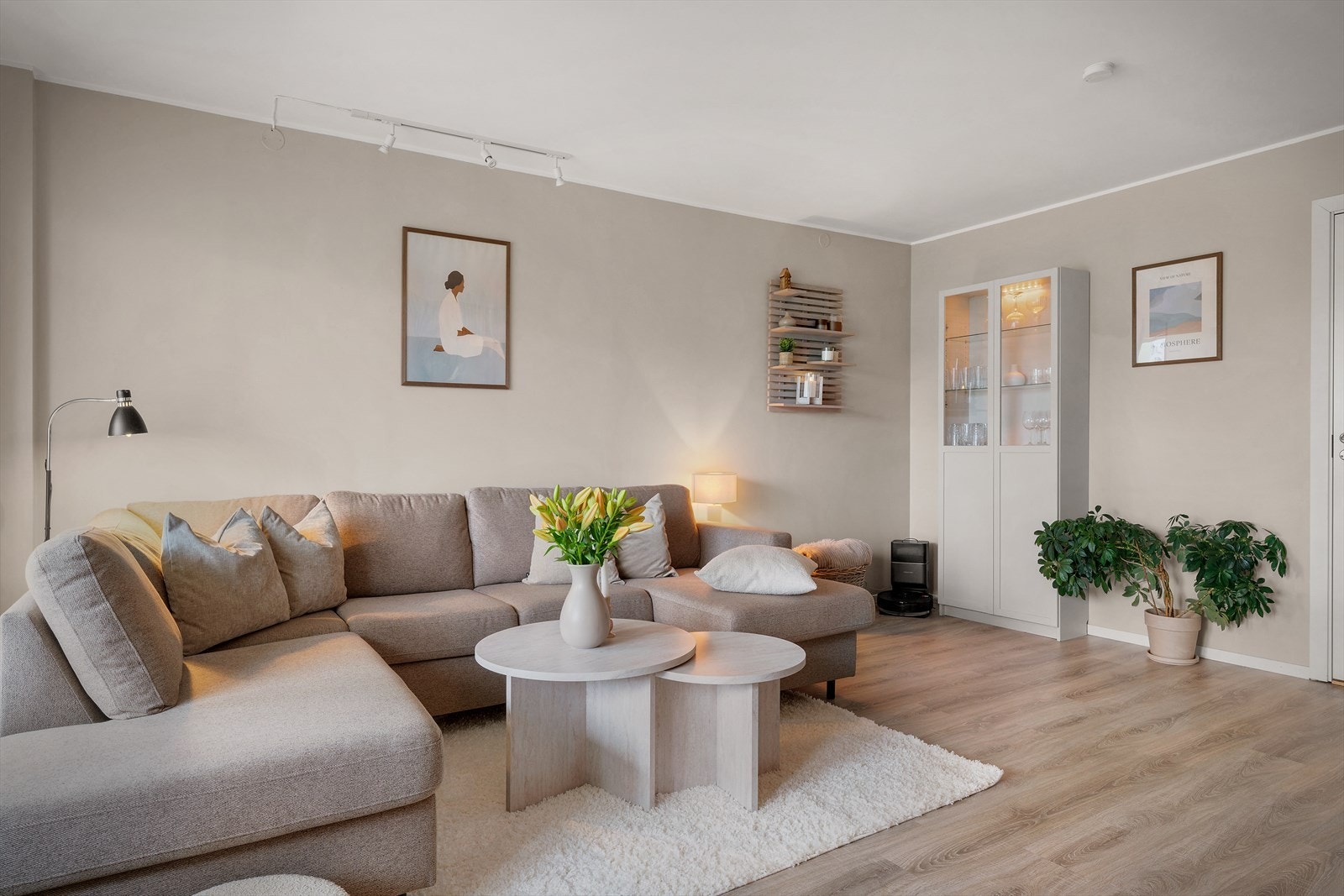 - Boligen byr på en romslig stue som måler hele 20,1 m² - Galleribilde