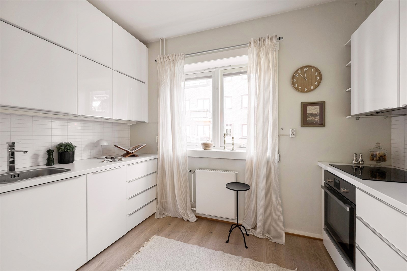 Delikat, separat kjøkken med innredning fra IKEA, montert i 2015. Galleribilde