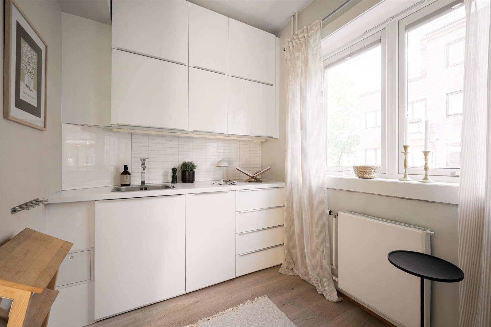 Kjøkkenet har integrert induksjonstopp, stekeovn, oppvaskmaskin og kjøl/frys, samt kullfilterventilator. Galleribilde