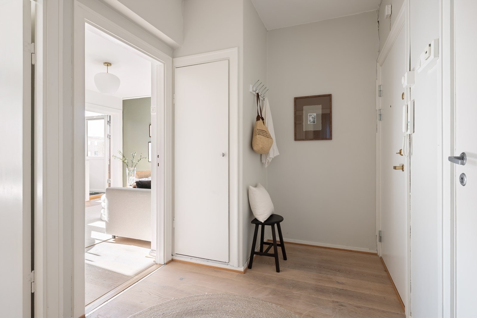 Romslig entré med god plass til oppbevaring av sko og yttertøy i praktisk innebygd skap samt knaggheng. Galleribilde
