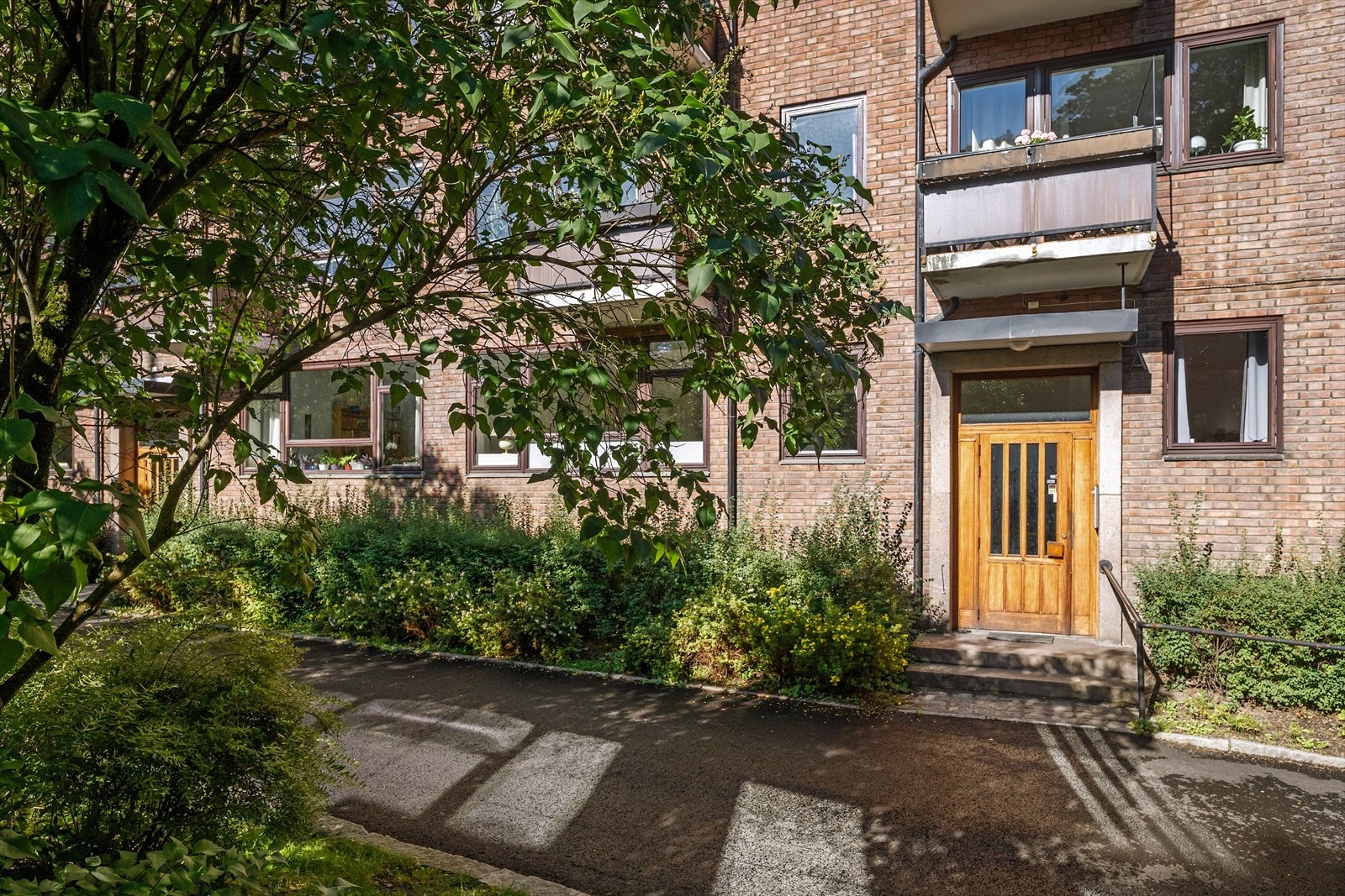 Hyggelig og innbydende inngangsparti med grøntarealer som ønsker deg velkommen inn. Galleribilde