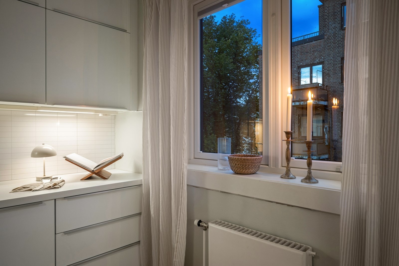 Leiligheten varmes opp med vannbåren varme tilknyttet radiatorer. Galleribilde