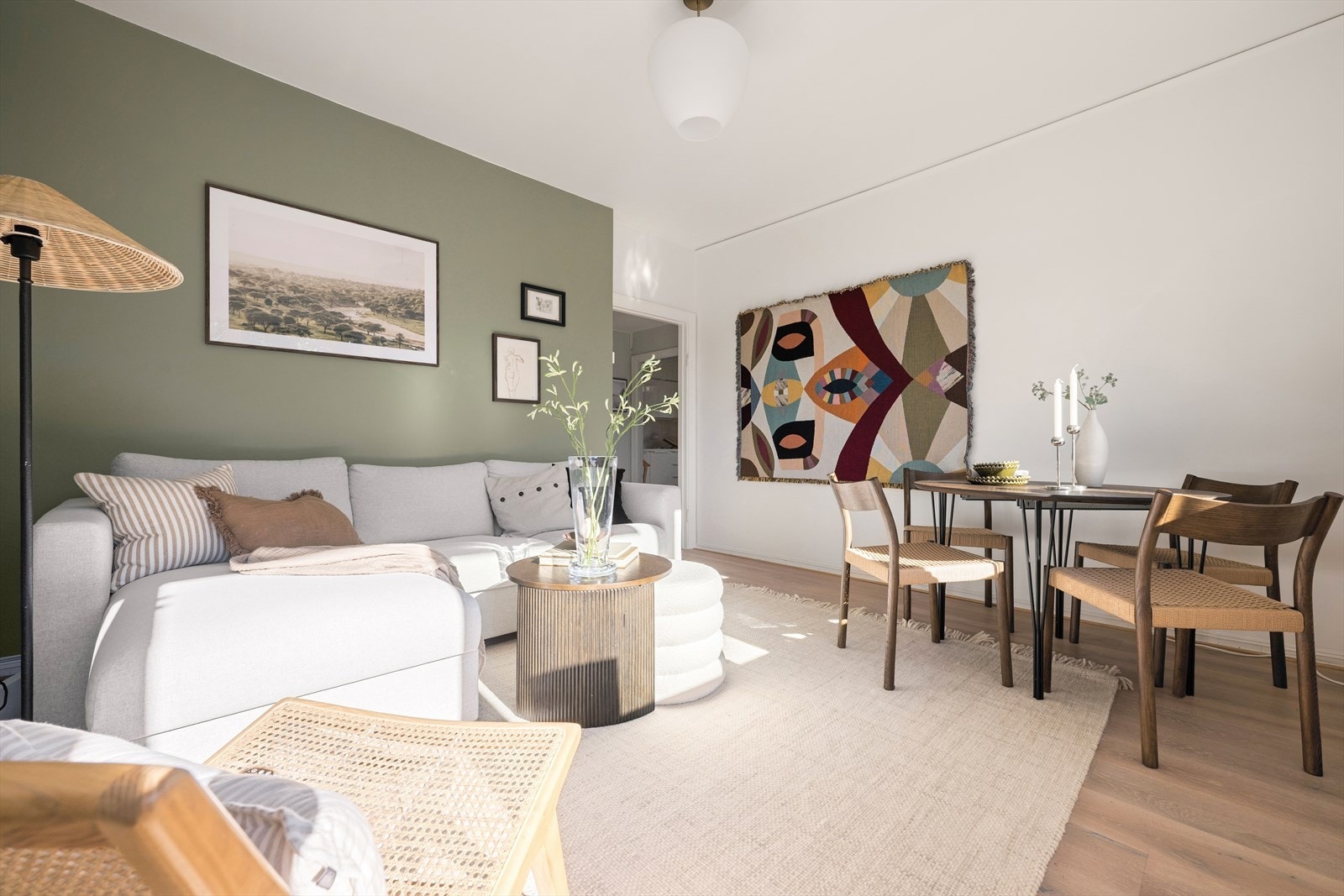 Stuen er romslig med god plass til både sofagruppe og spisegruppe. Galleribilde