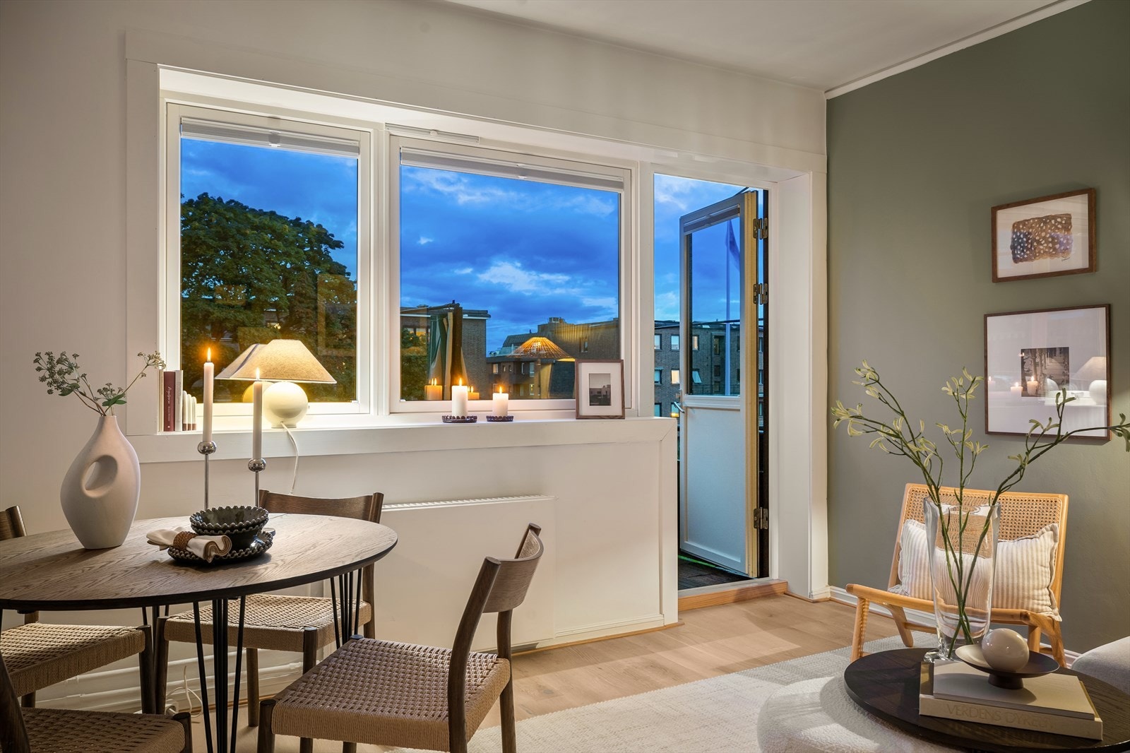 Fra stuen er det utgang til en solrik balkong på ca. 3 m². Galleribilde