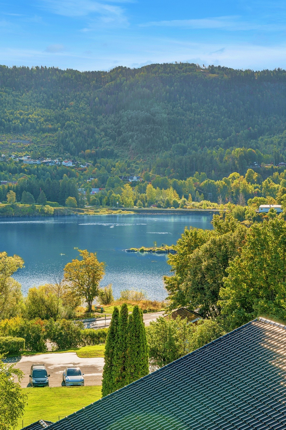 Steinsfjorden ligger vakkert i landskapet nedenfor eiendommen. Galleribilde