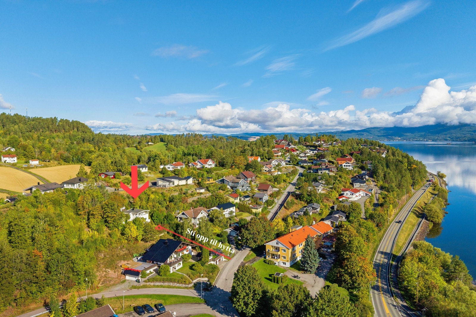 På Kroksund, midt mellom fjord og flotte naturområder, med Sundvollen og Vik lett tilgjengelig. Galleribilde