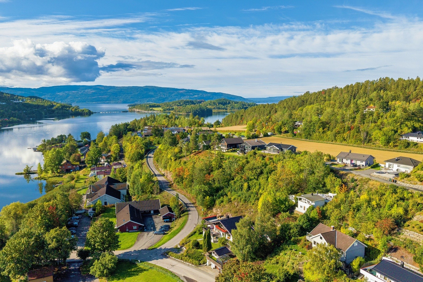 Flott beliggenhet på Kroksund, med utsikt mot både Steinsfjorden og Tyrifjorden. Galleribilde