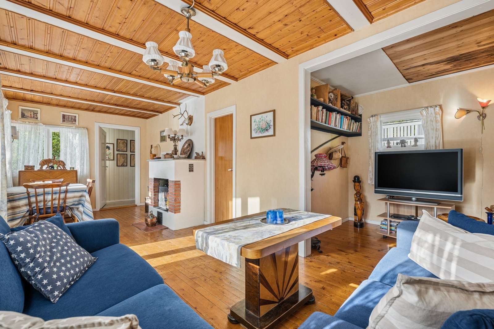 Tidligere var det et ekstra soverom innenfor stuen, men det er i dag åpnet opp og blir brukt som del av stuen. Galleribilde
