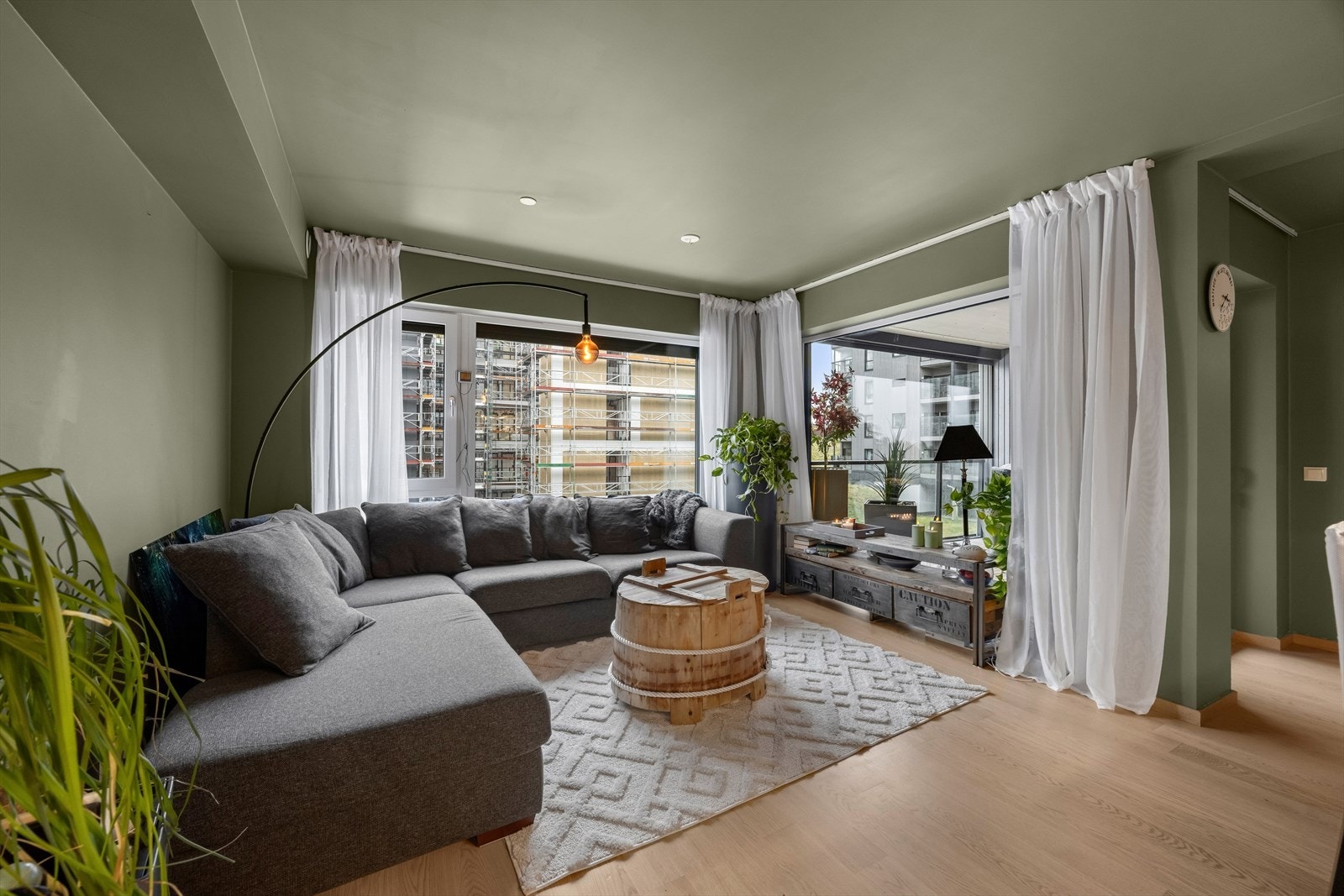 Stuen er et lyst, åpent og svært romslig oppholdsrom som preges av en fantastisk romfølelse og rikelig med naturlig lys fra de store vindusflatene! Galleribilde
