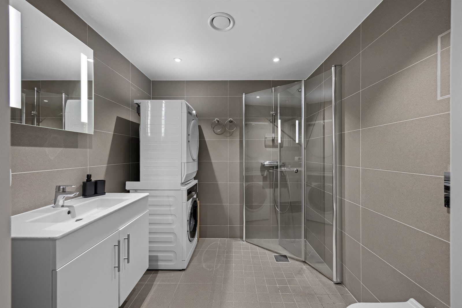 Hovedbadet -Begge badene er helflislagte med fliser på gulv og vegger, gulvvarme samt nedsenket himling med downlights. Galleribilde