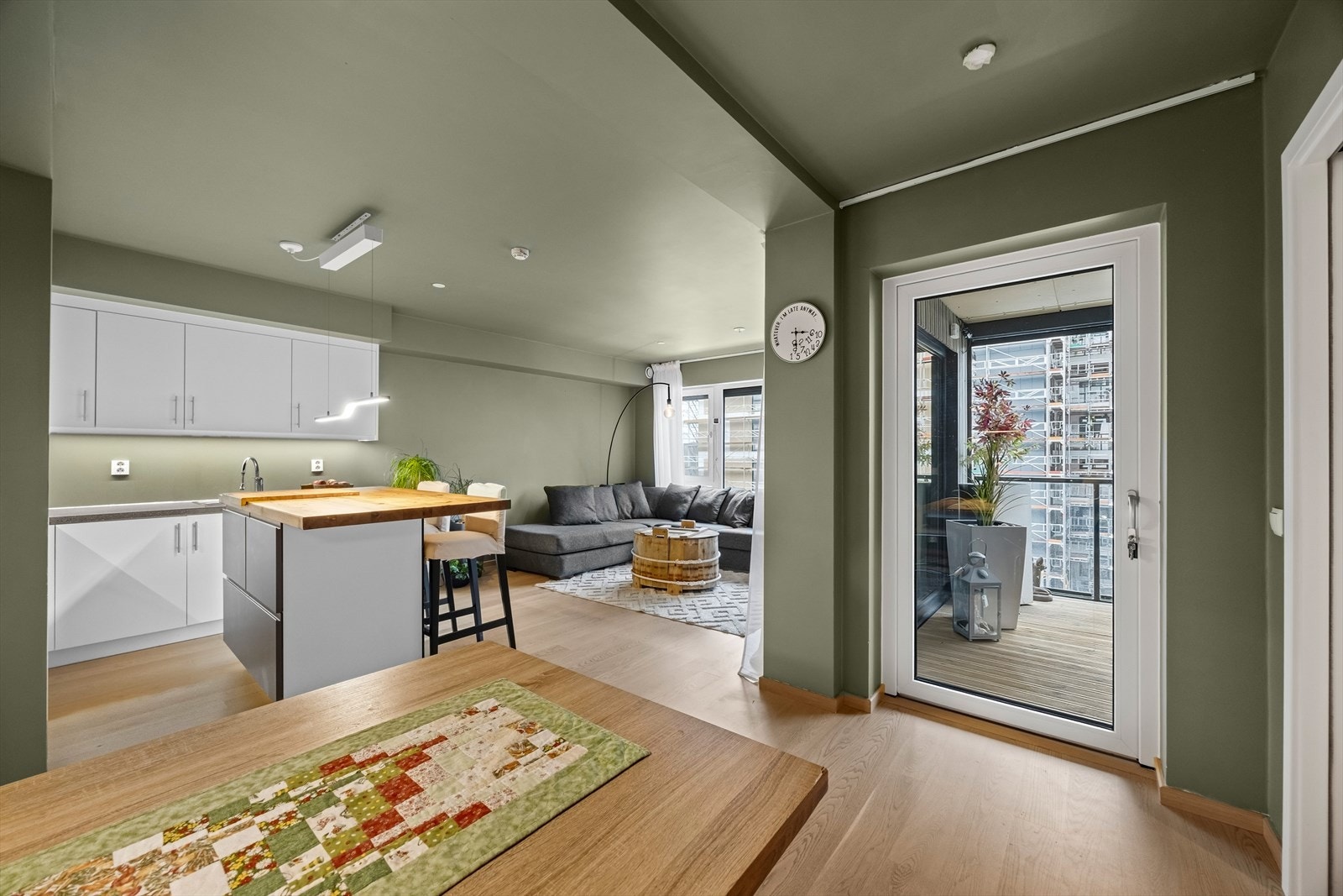 Fra spisestuen er det utgang til en vestvendt balkong på ca. 10 m² med gode solforhold på ettermiddagen og kvelden. Galleribilde