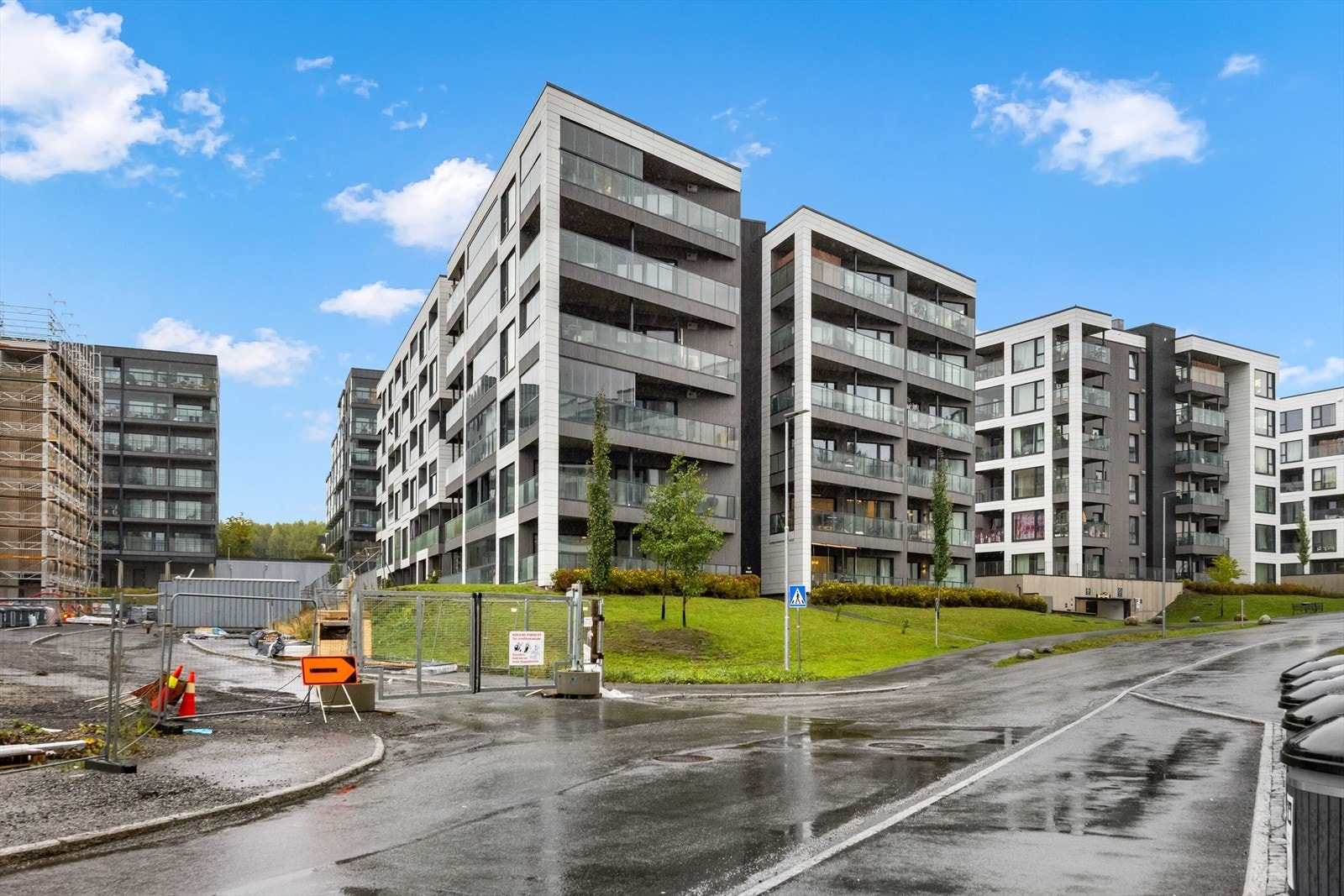 Leiligheten ligger i et nyere boligfelt på Jessheim som er under videre utvikling. Prosjektet på naboeiendommen er godt igang. Galleribilde