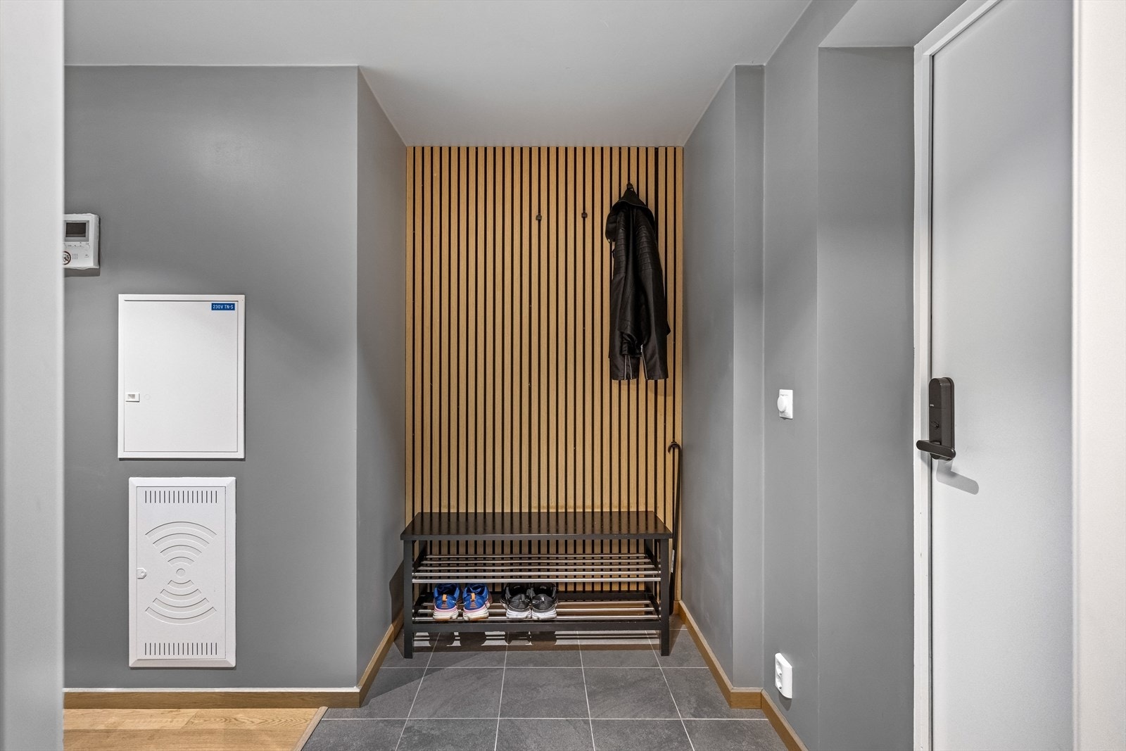 Entréen har praktiske detaljer som downlights i himling og callinganlegg med skjerm. Her er det lagt til rette med gode oppbevaringsmuligheter for yttertøy og sko. Galleribilde