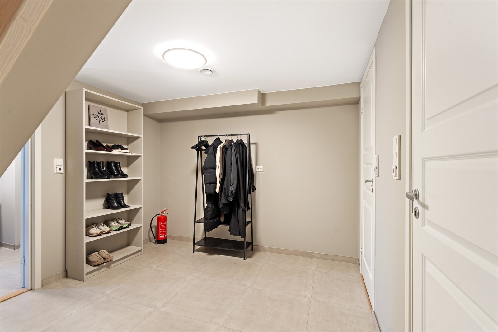 Hall/garderobe mellom entrè og vaskerom samt gjeste wc som er innenfor de 2 dører til venstre. Galleribilde