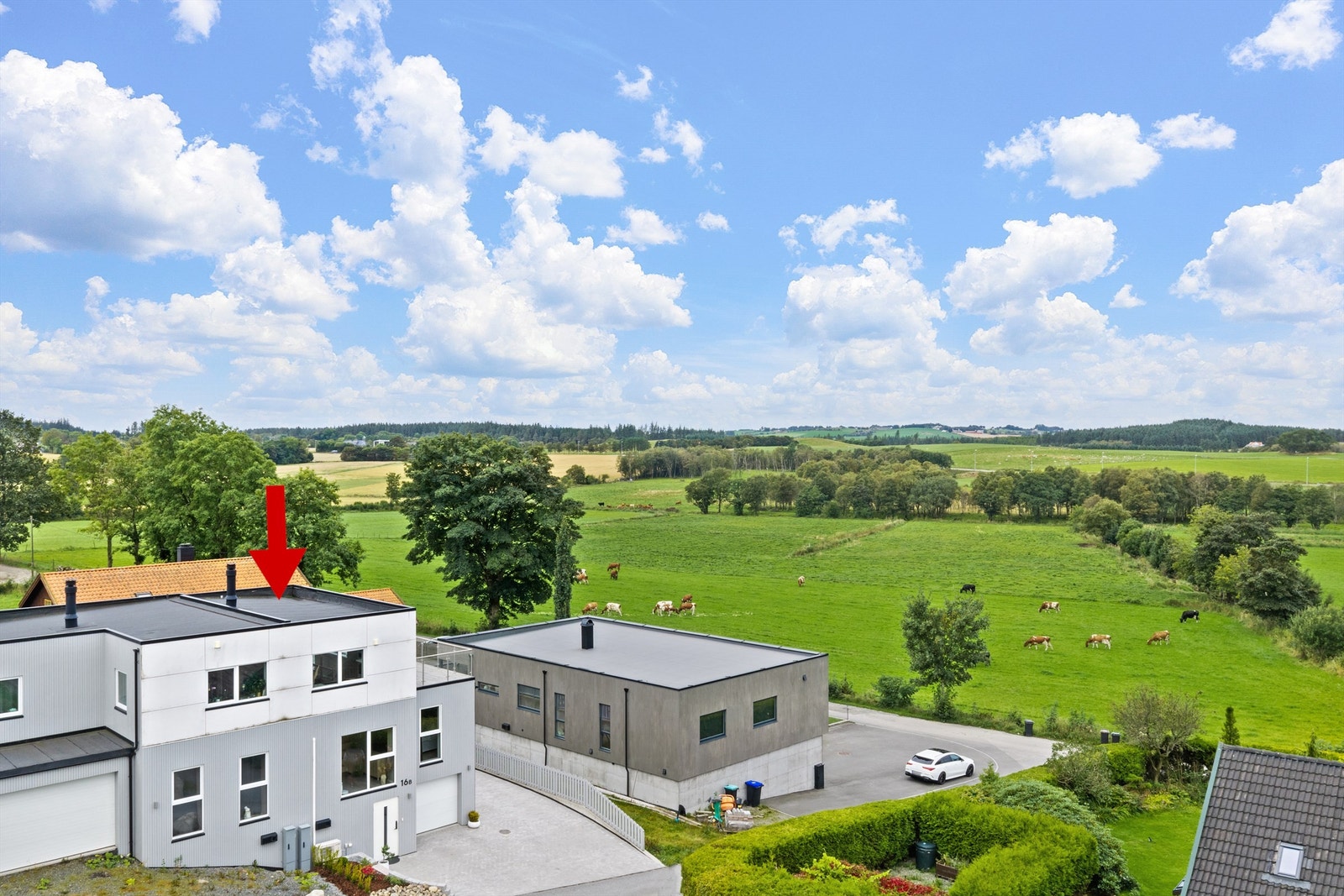 Boligen ligger i natursjønne omgivelser og har en fantastisk flott utsikt fra stue/kjøkken på toppen samt fra ca. 53 kvm. takterrasse. Eiendommen har sol fra morgen til kveld. Galleribilde