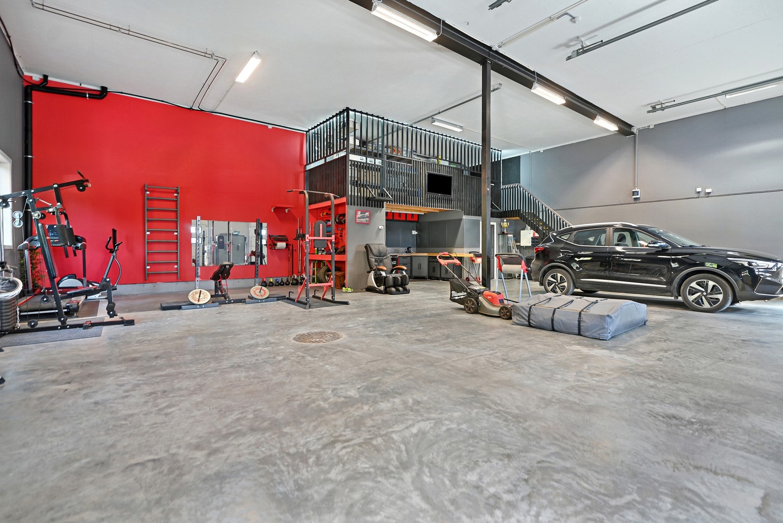 Garasje med en hems med arbeidsområde. Galleribilde