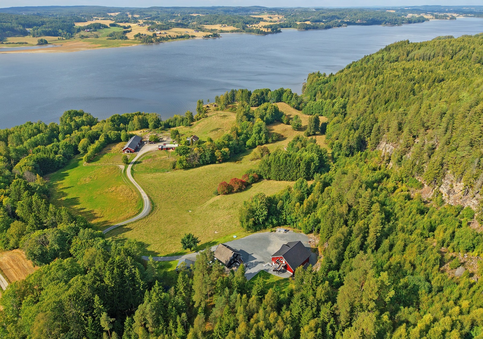Eiendommen ligger i et naturskjønt område med nærhet til vann og åser. Galleribilde