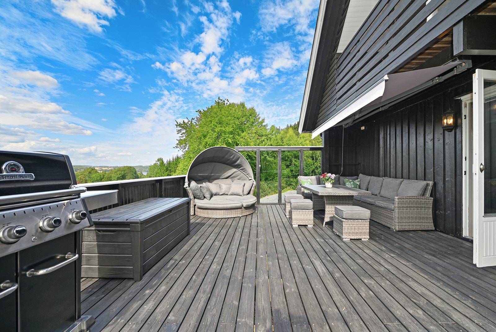 Romslig terrasse med utsikt over nærliggende natur. Galleribilde