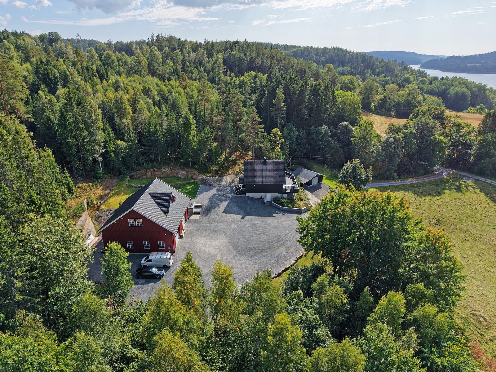 Stor eiendom med to bygninger, omringet av skog og natur. Godt med utendørs plass og privat beliggenhet. Galleribilde