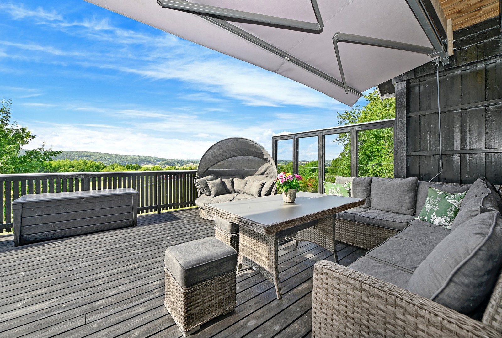 Romslig terrasse med utsikt over Glomma, og grønne områder. Galleribilde