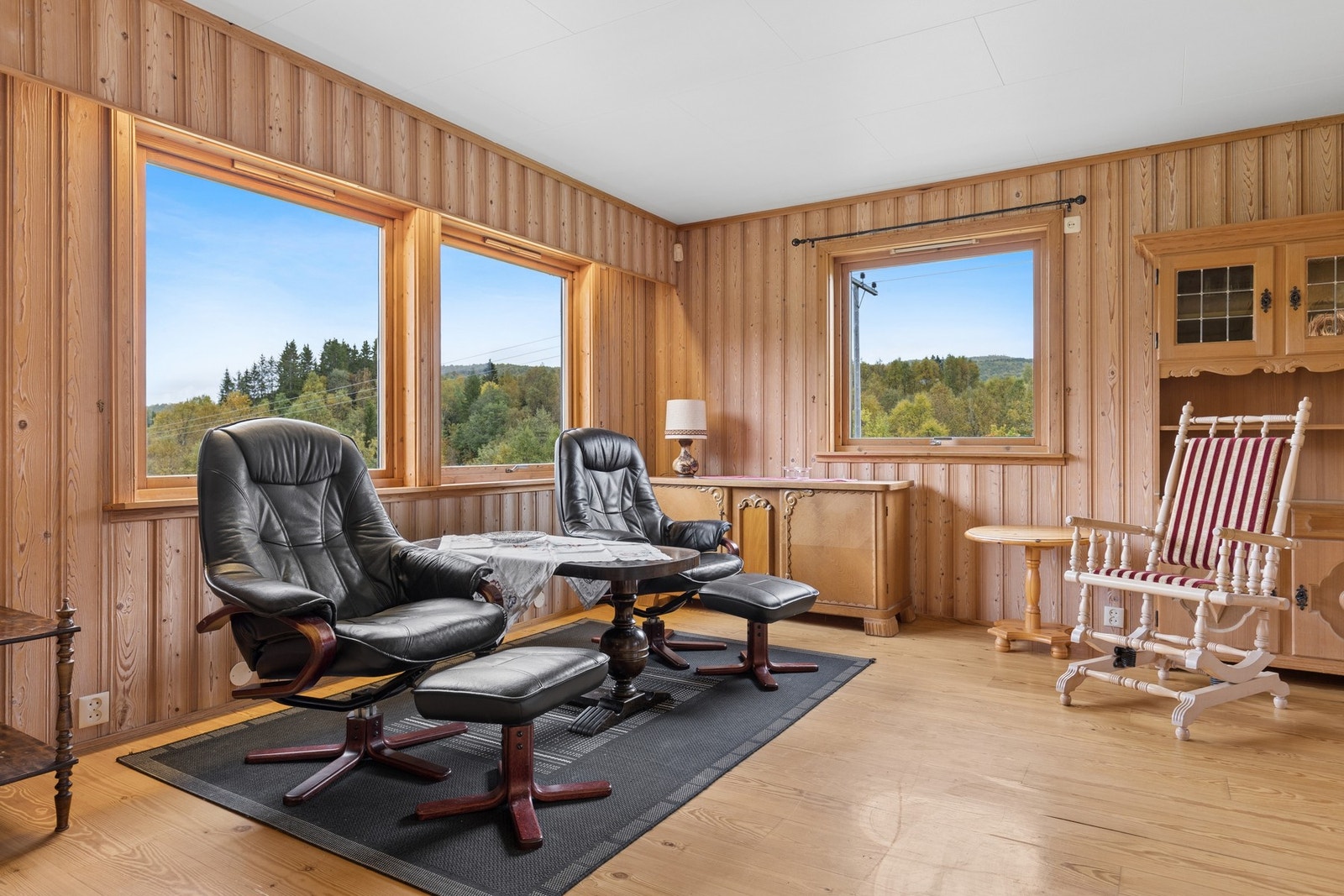 Lys vinkelstue med plass til ekstra sittegruppe ved vinduene. Galleribilde