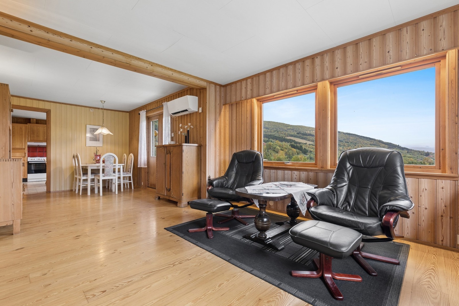 God plass til langbord med sitteplasser for mange gjester. Galleribilde