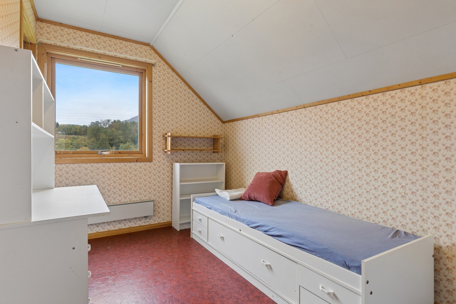 Soverom på loftet med plass til seng og skrivebord. Galleribilde