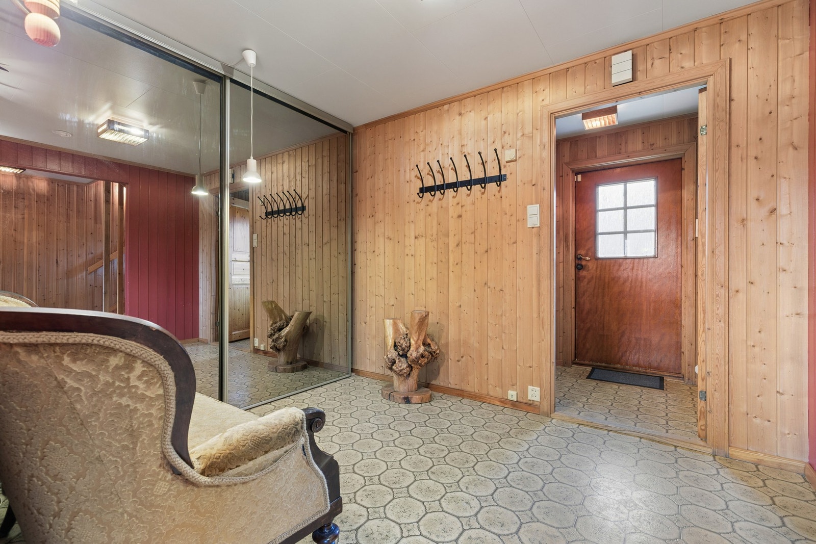 Vindfang med speilskyvedørsgarderobe og inngangsparti. Galleribilde