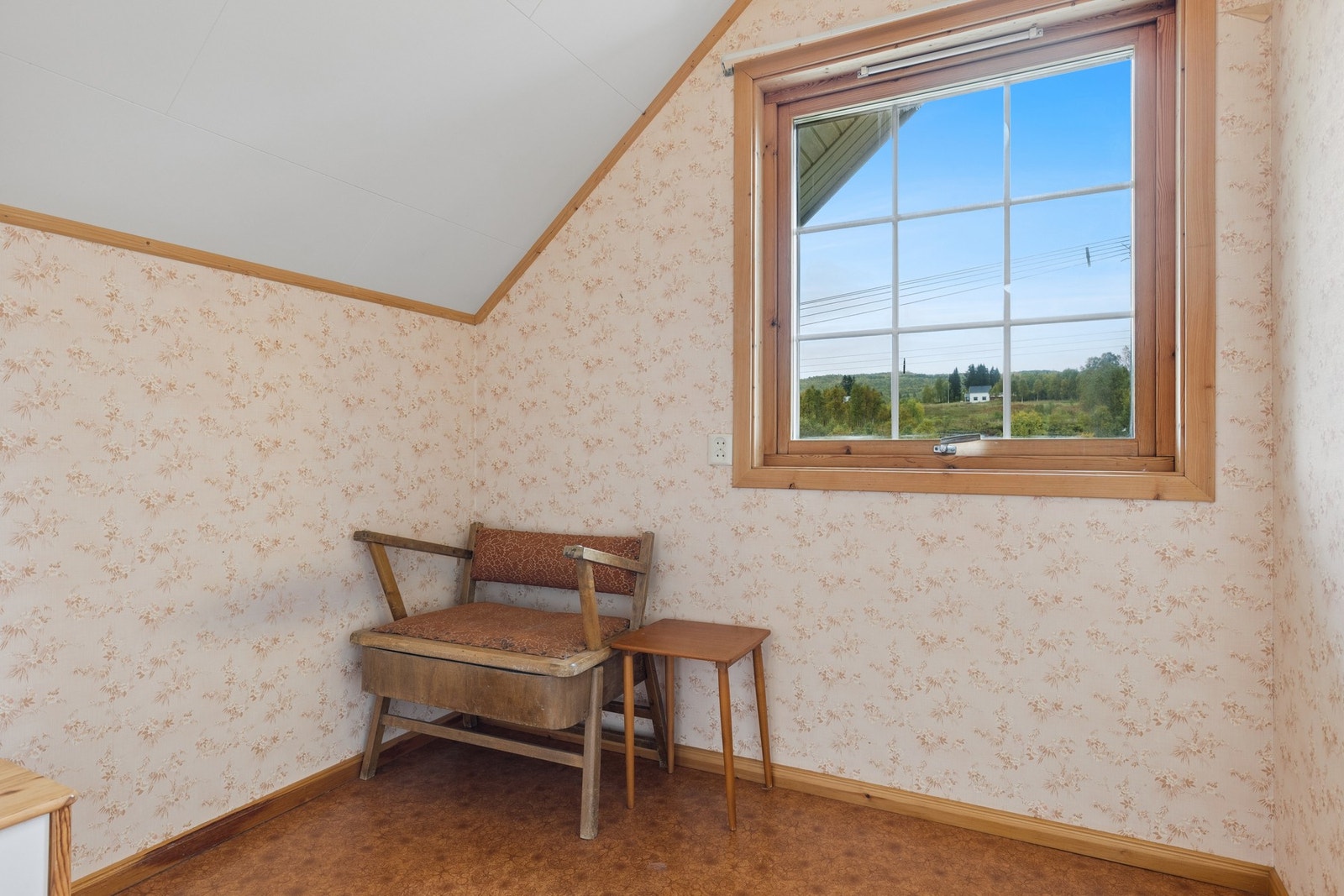 Disponibelt rom på loft. Passende til garderobe-rom, lekerom eller lignende. Galleribilde