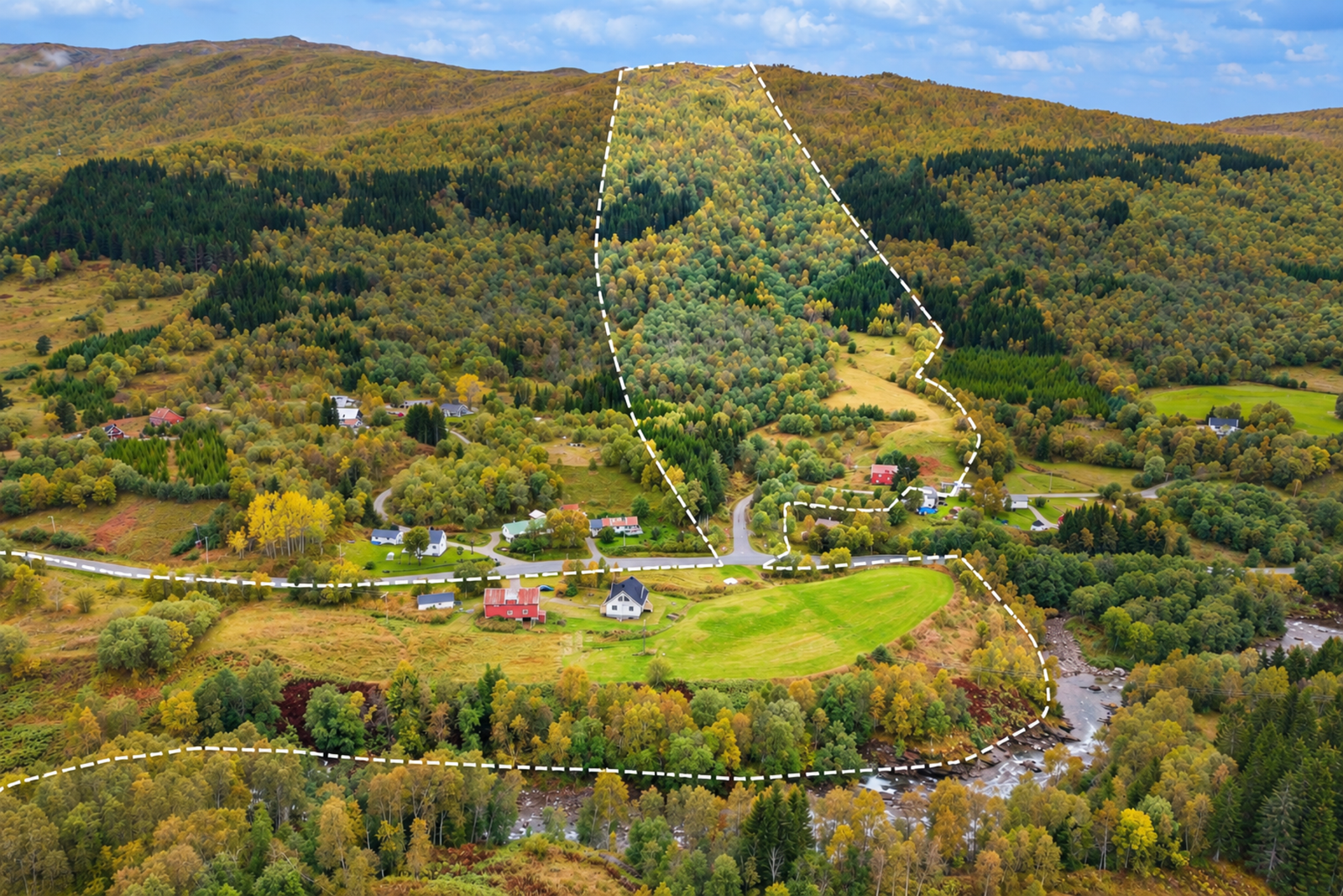 Innstiplede eiendomsgrenser er kun veiledende og ikke basert på oppmåling. Markeringen er ment som en illustrasjon for å gi et omtrentlig bilde av eiendommens utstrekning. Galleribilde