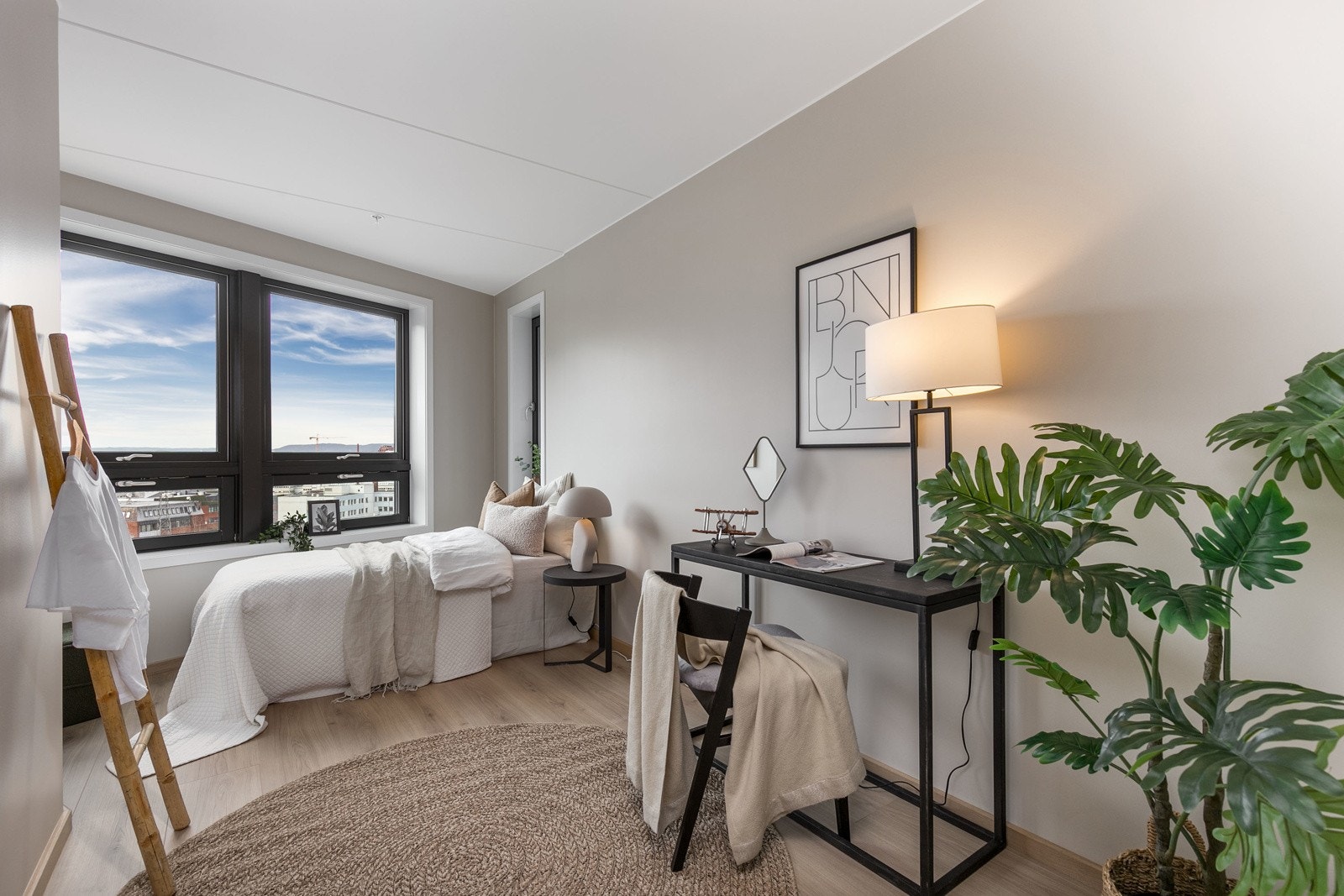 Gjestesoverom/barnesoverom med store vindusflater som innbyr til lys og god romfølelse. Galleribilde